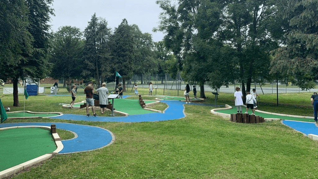 River Thames Mini Golf - Photo