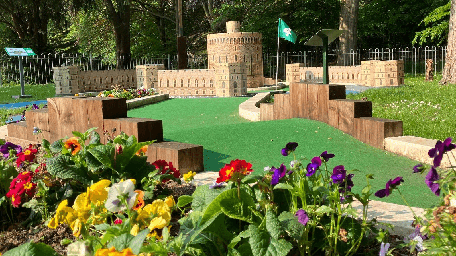 River Thames Mini Golf - Photo