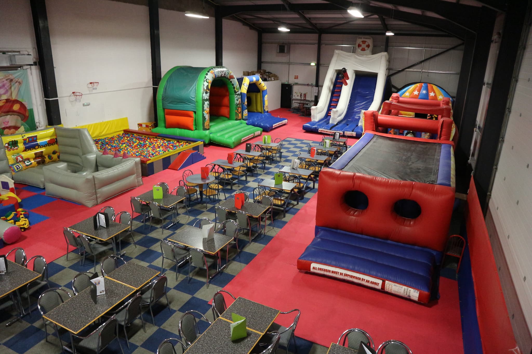 Jolly Jumpers Playzone - Photo