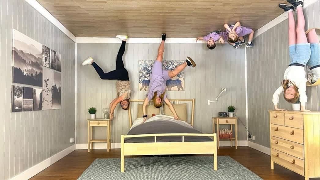 Upside Down House Lakeside - Photo