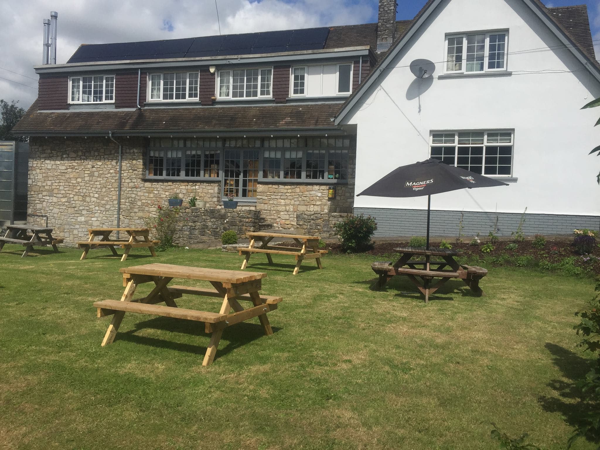 Three Horseshoes - Photo 1