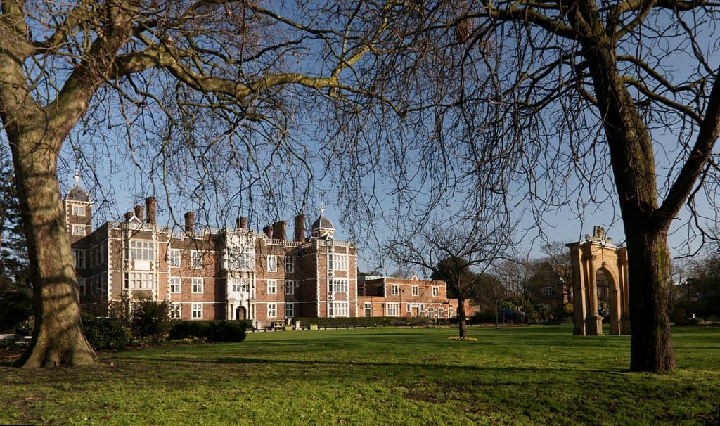 Charlton House - Photo 1