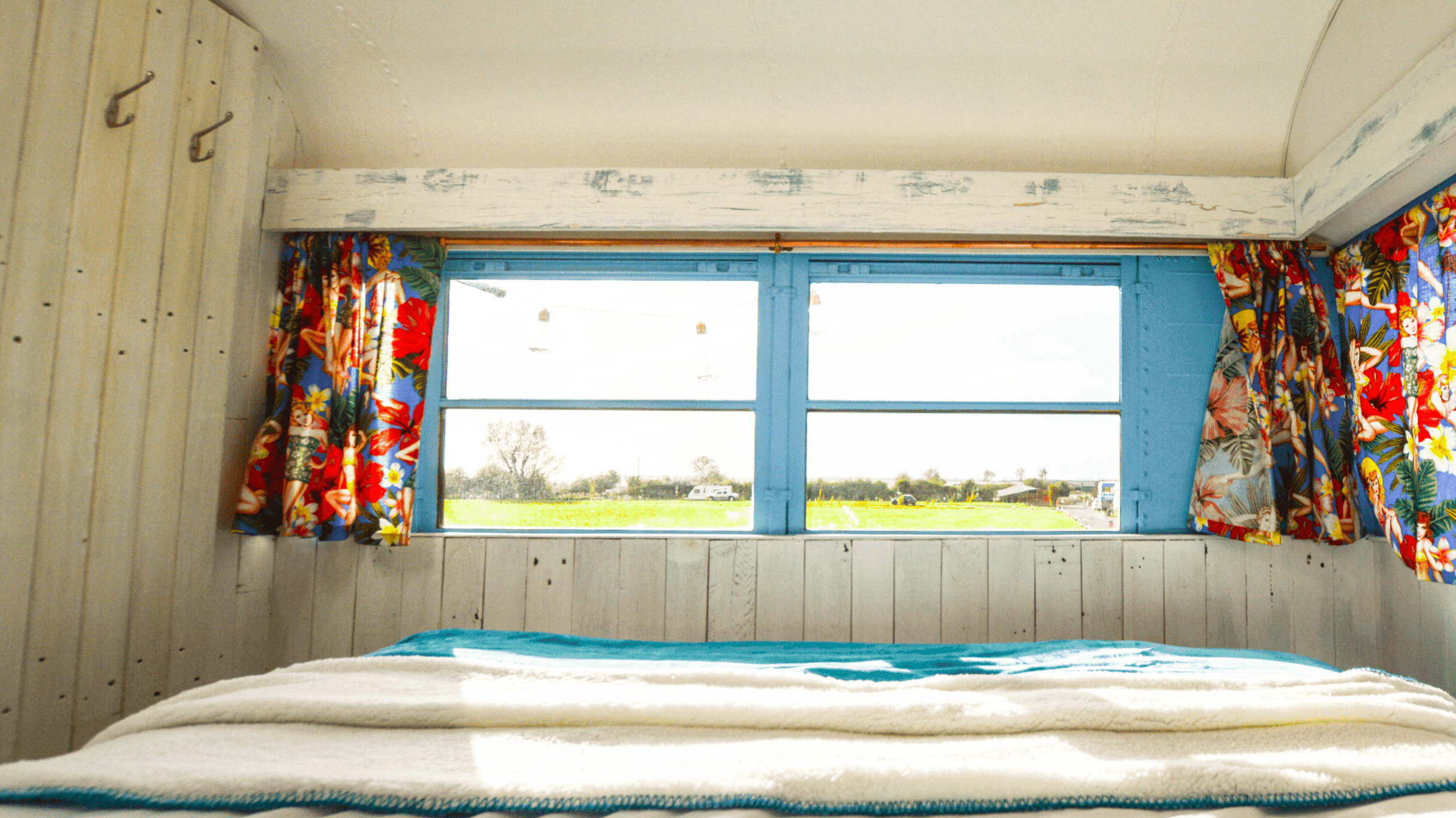American School Bus Glamping - Photo