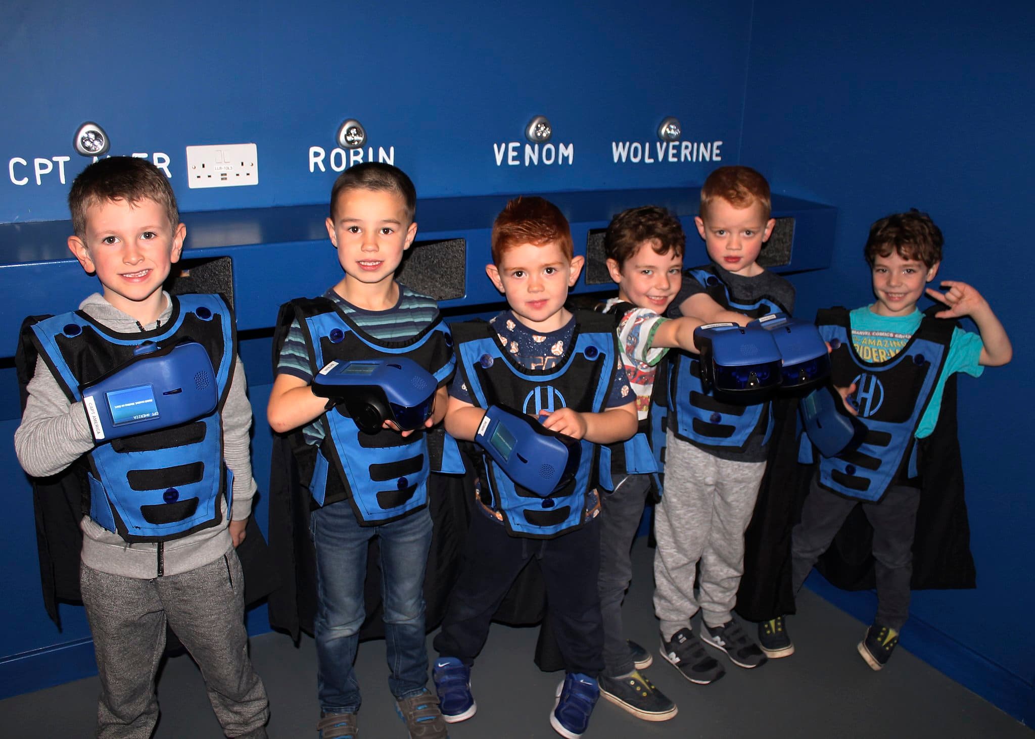 Wee Heroes - Photo 1